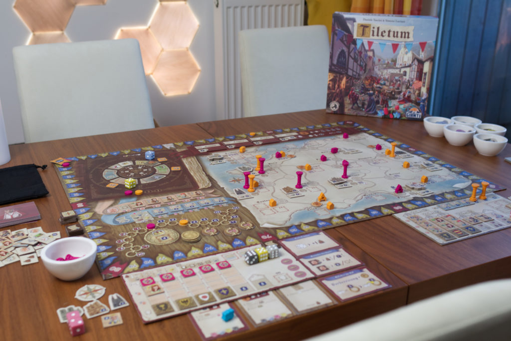 Table setup of board game Tiletum